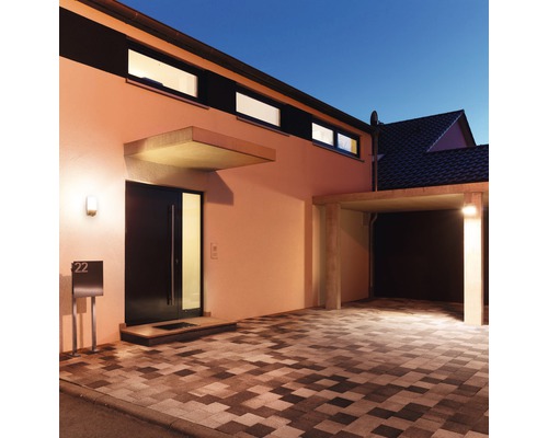 Casă unifamilială cu carport și alee pavată pe timp de noapte