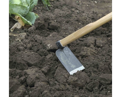 Săpăligă de grădină cu mâner de lemn în grădină