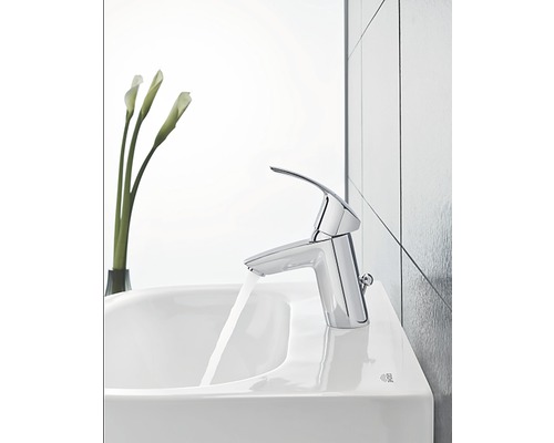 Baterie de lavoar lucioasă cu apă curgătoare pe un lavoar