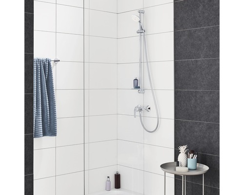 Baie modernă cu baterie de duș, prosop și elemente decorative