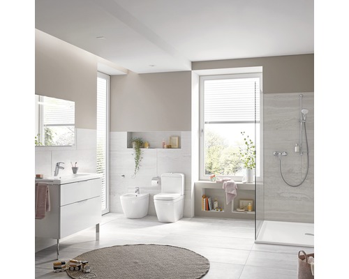 Baie luminoasă cu dulap sub lavoar, toaletă, bideu și duș.