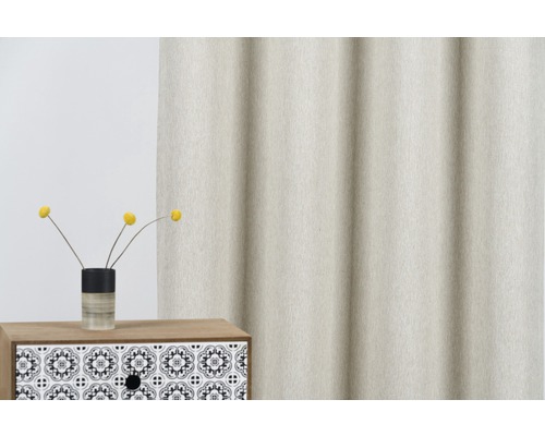 Cortină decorativă lângă o masă cu flori într-o vază