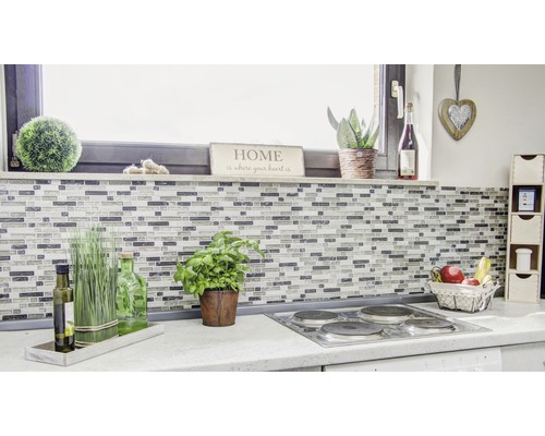 Scenă de bucătărie cu plăci de mozaic, ierburi aromatice, decorațiuni și aragaz electric