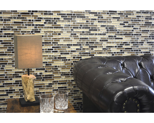 Cameră de zi cu gresie mozaic, lampă și canapea de piele