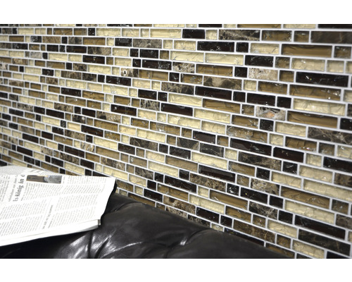 Perete de gresie mozaic cu plăci dreptunghiulare în tonuri de maro și bej