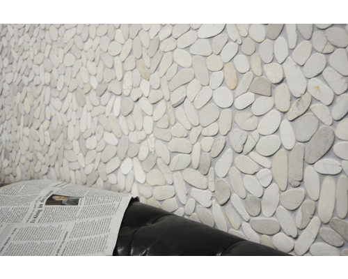 Decor de perete cu plăci de mozaic din pietre de râu