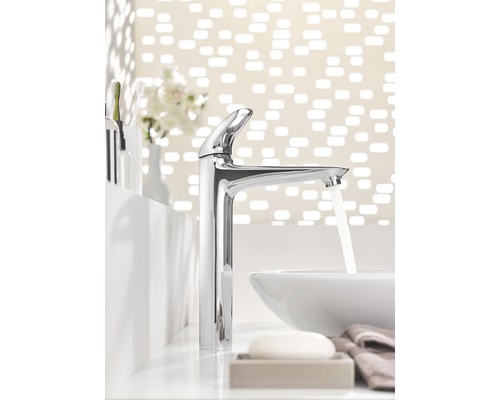 Baterie de baie cu robinet pe o chiuvetă