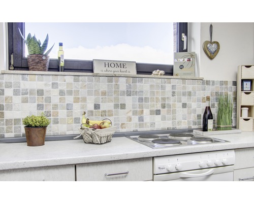 Scenă de bucătărie cu plăci de mozaic, coș cu fructe, plită și decorațiuni