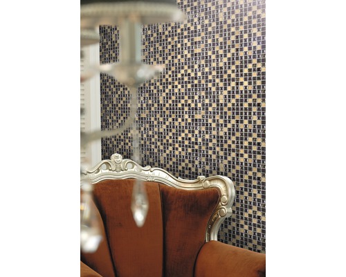 Perete cu plăci de mozaic și fotoliu