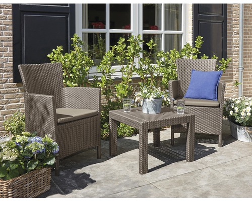 Set de mobilier de grădină cu două scaune din ratan și o masă pe o terasă