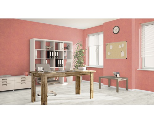 Birou cu birou, raft și avizier într-o cameră luminoasă