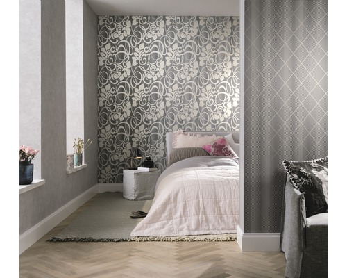 Dormitor cu tapet cu model pe pereți