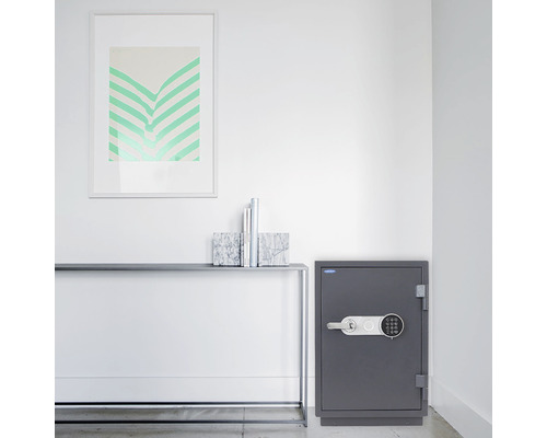 Seif gri cu închidere electronică într-o cameră mobilată modern.