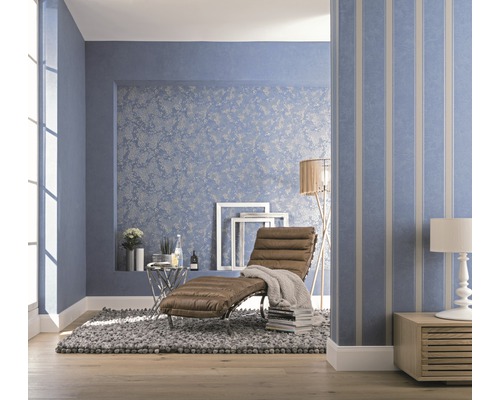 Cameră de zi cu tapet albastru, șezlong și decorațiuni