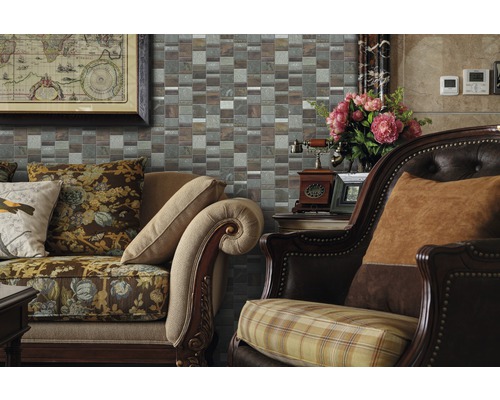 Cameră de zi decorativă cu perete cu mozaic, canapea și fotoliu