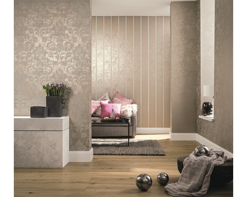 Cameră de zi cu tapet cu model floral și cu model cu dungi pentru o atmosferă luminoasă și prietenoasă