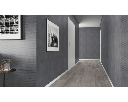 Hol cu tapet gri, podea deschisă la culoare din lemn și uși albe