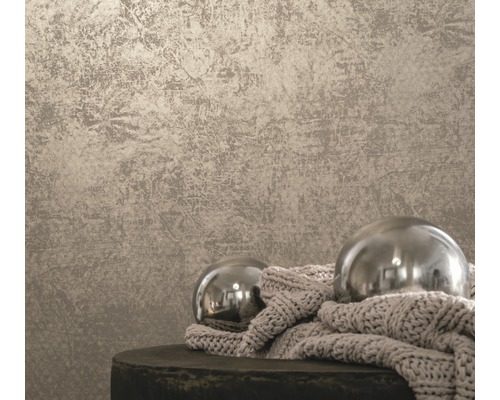 Tapet cu model structurat și două bile decorative pe un taburet