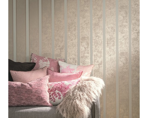 Perete decorativ cu tapet cu dungi și perne pe canapea