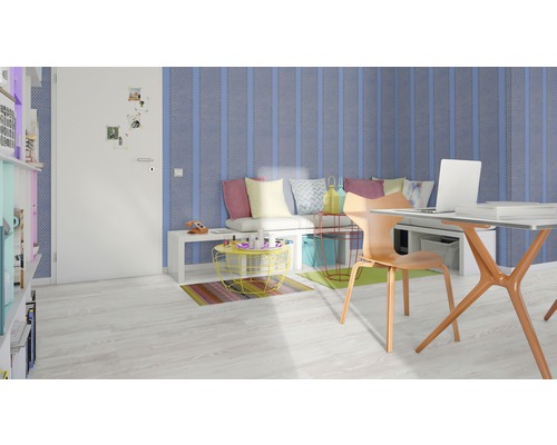 Cameră luminoasă cu birou, scaun, bancă, măsuță de cafea și tapet albastru cu dungi