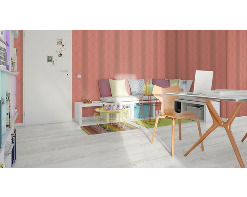 Cameră de zi cu birou, scaun, bancă și tapet cu model