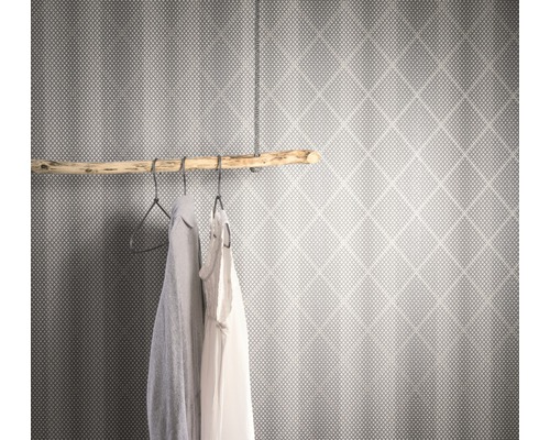 Tapetă gri cu model în romburi cu umeraș și haine