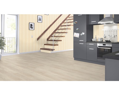 Cameră luminoasă cu podea laminată, scări și chicinetă