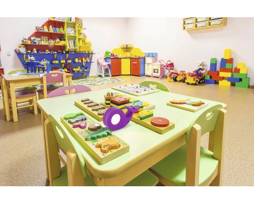 Grădiniță cu mese și jucării din lemn