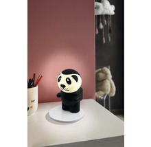Lampă de veghe decorativă panda pe o noptieră