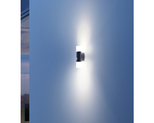Lumină de perete strălucitoare montată pe un perete.