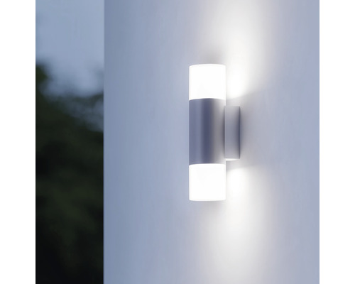 Lumină de perete exterior cu design cilindric pe o fațadă