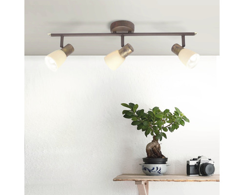 Lumină de tavan cu trei spoturi în camera de zi