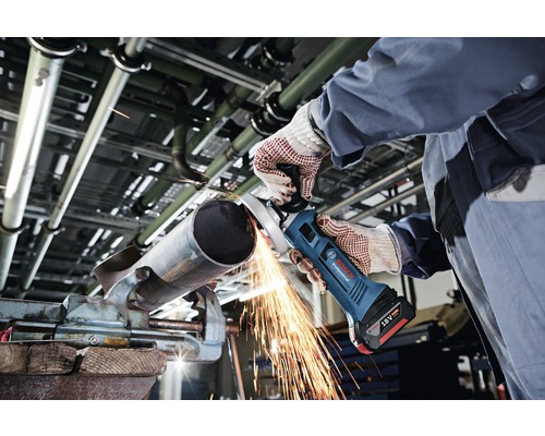 O persoană taie o țeavă metalică cu un polizor unghiular fără fir Bosch.