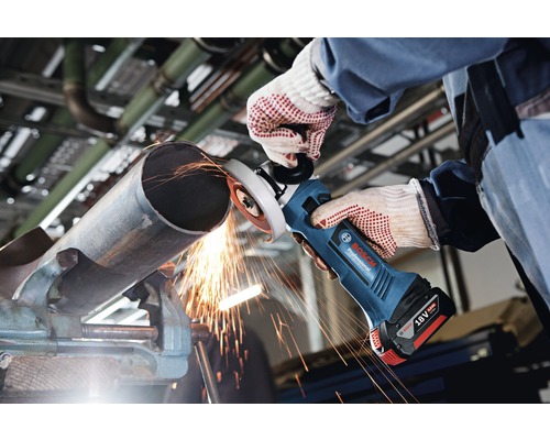 O persoană folosește un polizor unghiular fără fir Bosch pentru a șlefui o țeavă metalică, producând scântei.