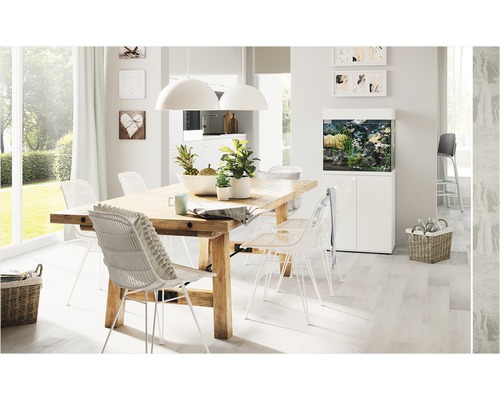 Sufragerie luminoasă cu masă din lemn, scaune și acvariu.