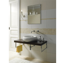 Baie modernă cu lavoar, oglindă și lampă de perete