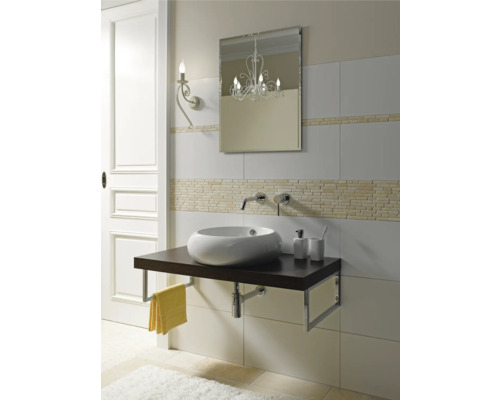 Baie modernă cu lavoar, oglindă și lampă de perete