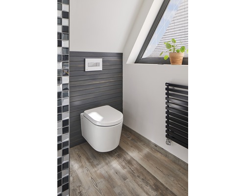 Baie cu toaletă suspendată, podea din lemn și fereastră de mansardă