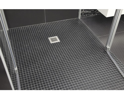 Duș la nivelul solului cu gresie mozaic și scurgere pătrată