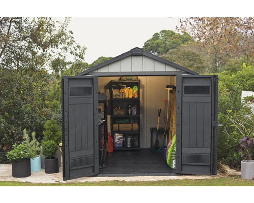 Șopron de grădină deschis cu rafturi pentru depozitarea uneltelor și accesoriilor de grădină.