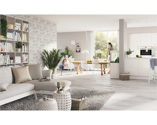 Cameră de zi luminoasă cu canapea, masă de sufragerie și bibliotecă