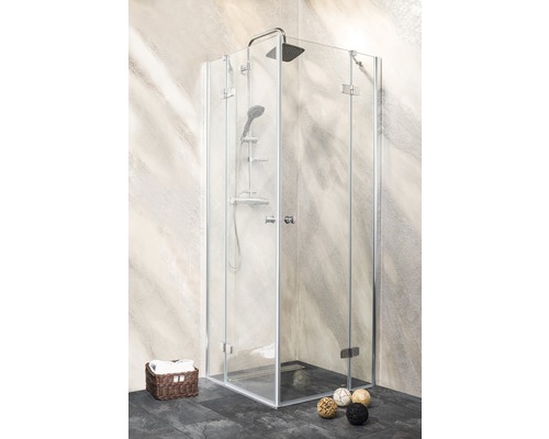 Cabină de duș pe colț cu cap de duș și duș de mână într-o baie luminoasă