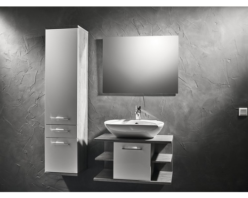 Baie cu dulap cu oglindă, dulap sub lavoar și dulap înalt pentru un ambient luminos și ordonat