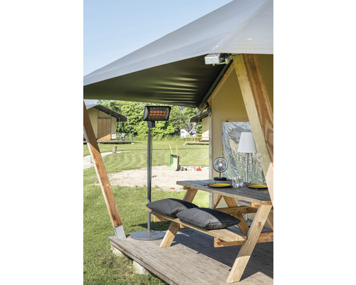 Scenă cu acoperiș de cort, încălzitor de terasă, masă de picnic și perne de șezut