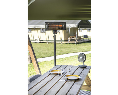 Scenă de terasă cu încălzitor de terasă, masă, veselă și ventilator