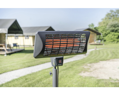 Încălzitor cu infraroșu pe un trepied în aer liber