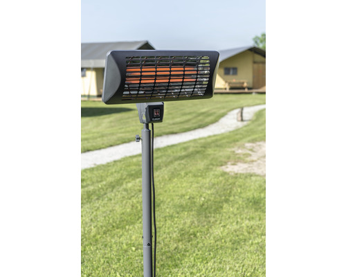 Încălzitor radiant cu stativ pentru exterior pe gazon