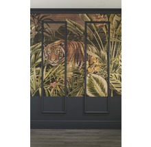 Tapet cu tigru și motive de junglă pe un perete cu muluri decorative