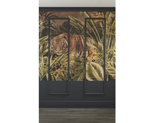 Tapet cu tigru și motive de junglă pe un perete cu muluri decorative