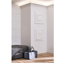 Hol cu design modern cu taburet, geantă din pâslă și decorațiuni de perete